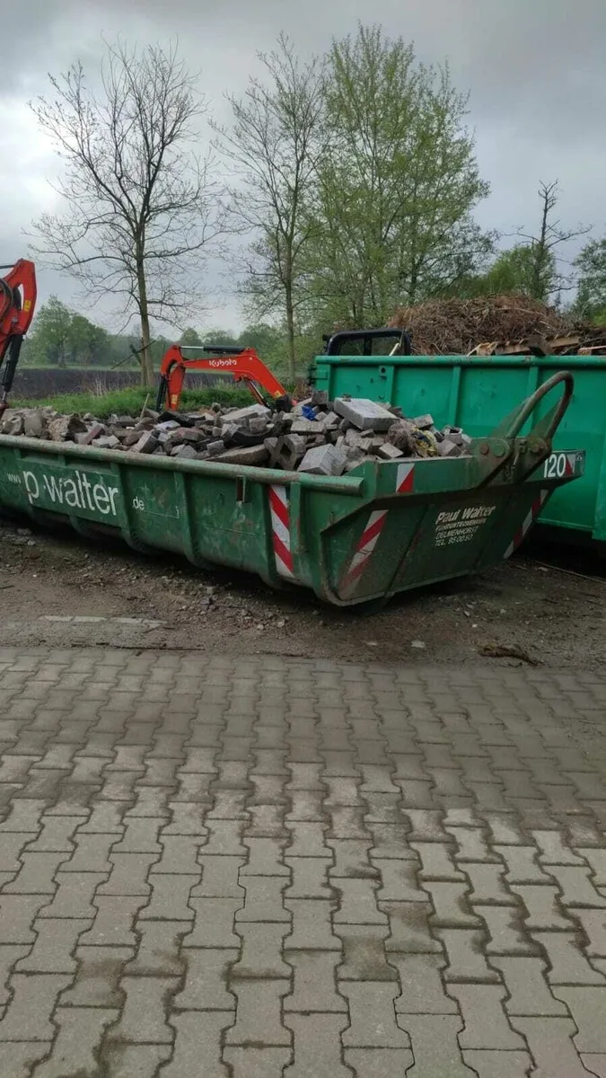Mit Bauschutt gefüllter Container