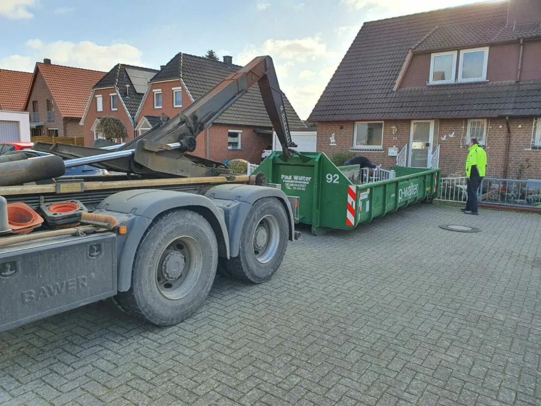 Gestellter Abrollcontainer auf einer Baustelle