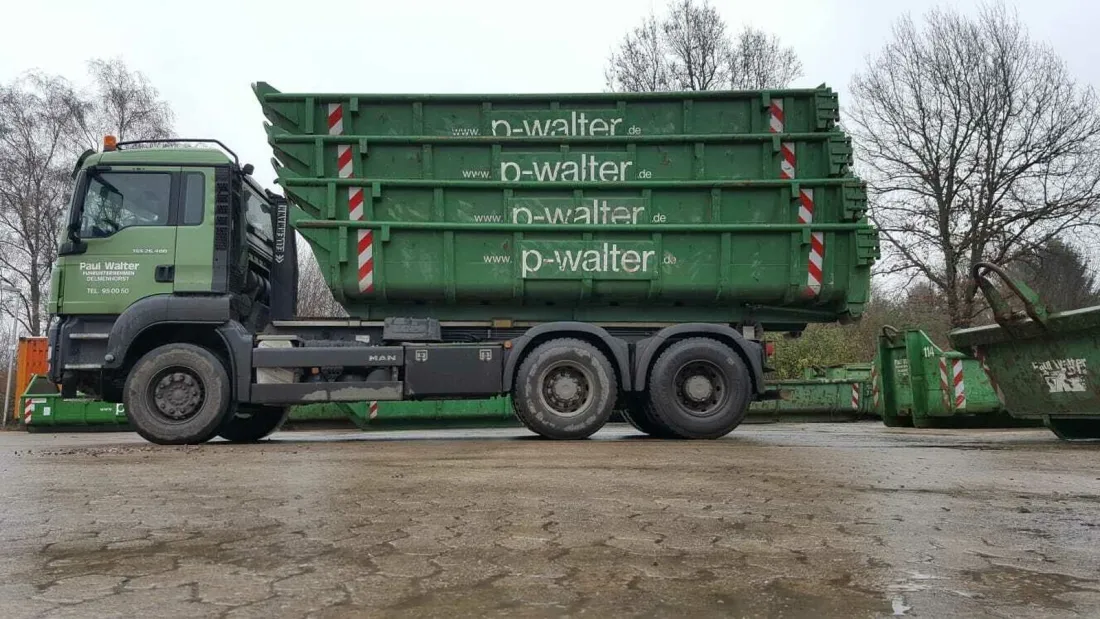 Gestapelte Abrollcontainer auf dem Betriebsgelände