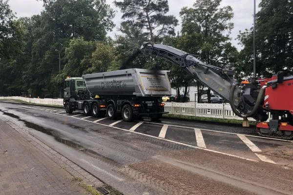 Sattelzug beim Fräsen
