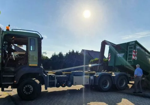 Abrollcontainer wird vom LKW gestellt