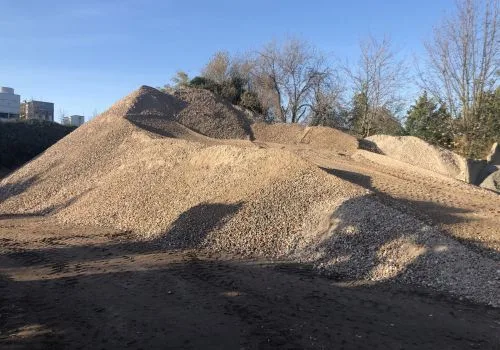 Aufgeschütteter Rotsteinschotter auf dem Recyclinghof
