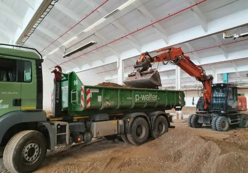 Radlader beim Verladen von Schüttgut in der Halle
