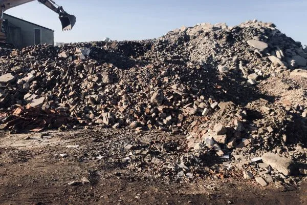 Angelieferter Bauschutt auf dem Recyclinghof