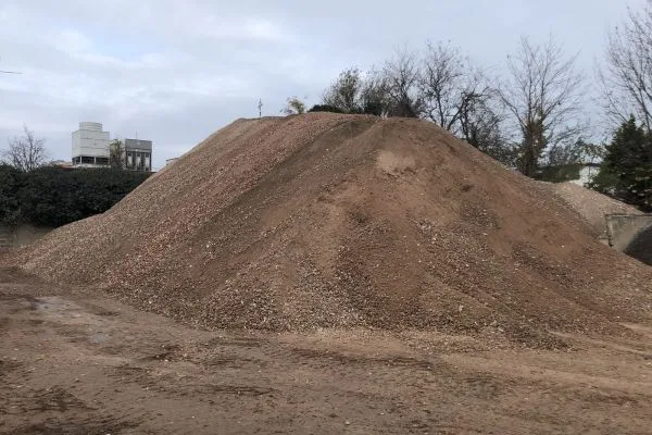 Haufwerk aus Rotstein-Recyclingmaterial